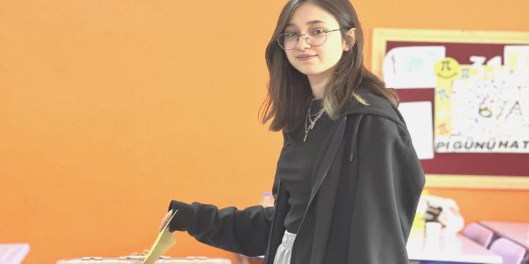 18 yaşındaki Sude, doğum gününde birinci oyunu kullandı