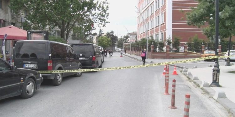 Adliye önünde silahlı çatışma: Motosikletlerle gelip ateş açtılar