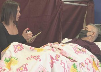 Ağır bakımdan çıktı, ambulansla oyunu kullanmaya gitti