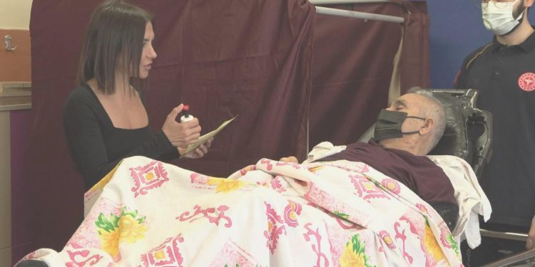 Ağır bakımdan çıktı, ambulansla oyunu kullanmaya gitti