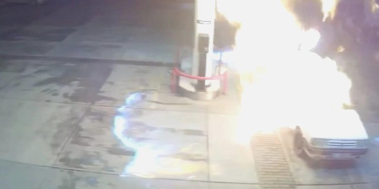 Akaryakıt istasyonunda sigara yaktı: Araba bomba üzere patladı