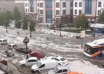 Ankara’da Dolu Korkuttu! Sokaklar Köpük Köpük…