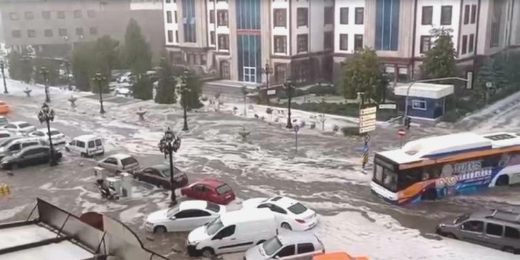 Ankara’da Dolu Korkuttu! Sokaklar Köpük Köpük…