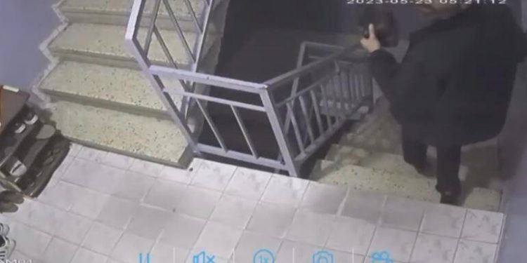 Ayakkabıları çaldı, güvenlik kamerasını görünce…