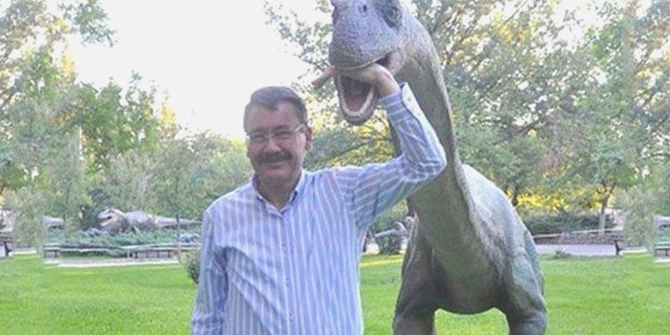 Behzat Ç.’den ‘dinozorlu Gökçek’ göndermesi