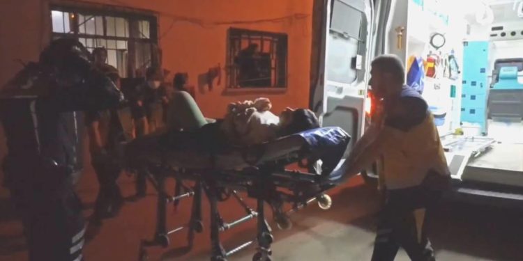 Boşandığı eşi konuşmayı reddedince ortaya giren bayanı vurdu