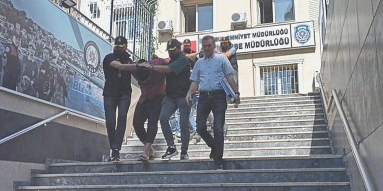Cinayet Şüphelileri Alt Katta Çıktı: Komşulara Gözaltı!