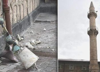 Cuma namazı sırasında cami minaresine yıldırım isabet etti