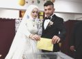 Düğün seçime denk gelince gelinlik ve damatlıkla oy kullanmaya geldiler