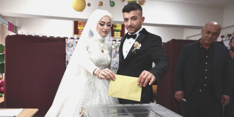 Düğün seçime denk gelince gelinlik ve damatlıkla oy kullanmaya geldiler