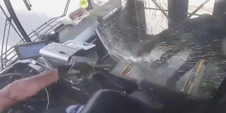 Durak Dışında İnmek İsteyince Kıyamet Koptu: Sürücüyle Yolcu Birbirine Otobüste Ateş Açtı