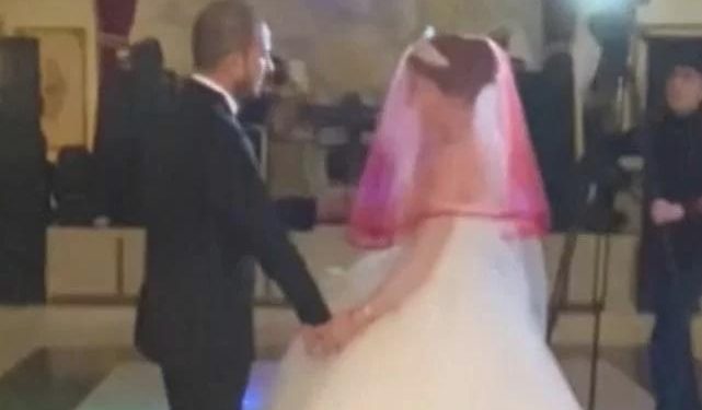 Duvağın üzerinden öpmeye çalışan damadın, gelini kızdırdığı anlar viral oldu
