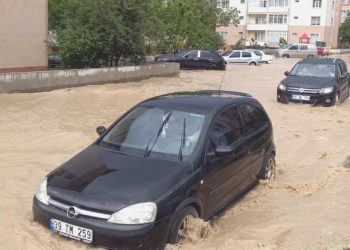 Edirne ve Çorlu’da kuvvetli yağmur nedeniyle sokaklar göle döndü
