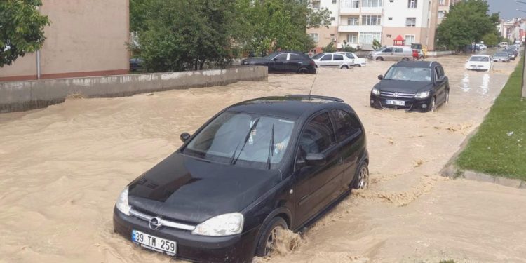 Edirne ve Çorlu’da kuvvetli yağmur nedeniyle sokaklar göle döndü