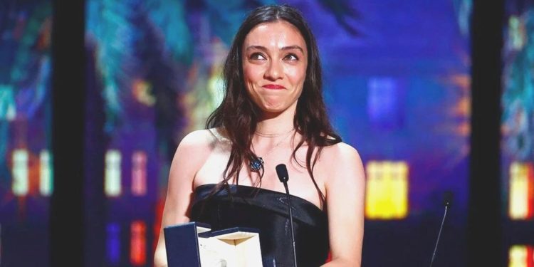 En Güzel Bayan Oyuncu Mükafatı Merve Dizdar’ın