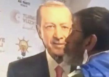 Erdoğan’ın maketini öpücüklere boğdu