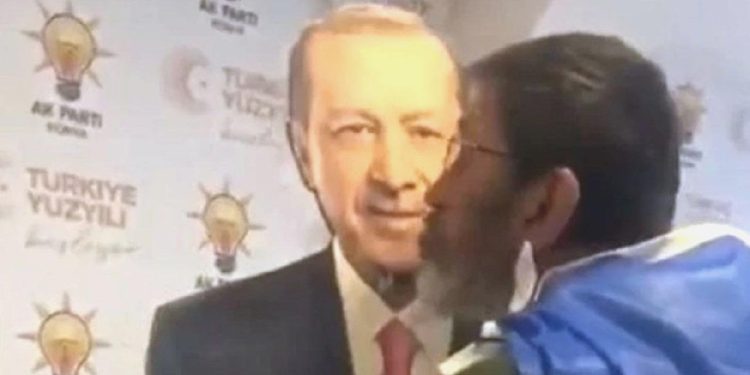 Erdoğan’ın maketini öpücüklere boğdu