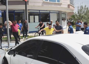 Eşi Kaza Yaptı, ‘Arabam Gitti’ Diye Tamponu Tekmeledi