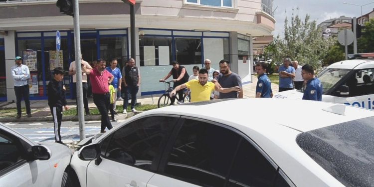 Eşi Kaza Yaptı, ‘Arabam Gitti’ Diye Tamponu Tekmeledi