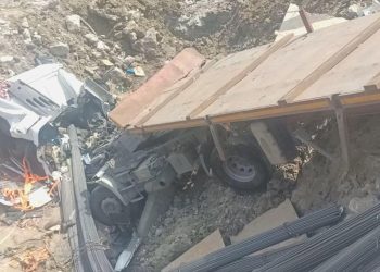 Faciaya Ramak Kaldı! TIR İnşaata Düştü