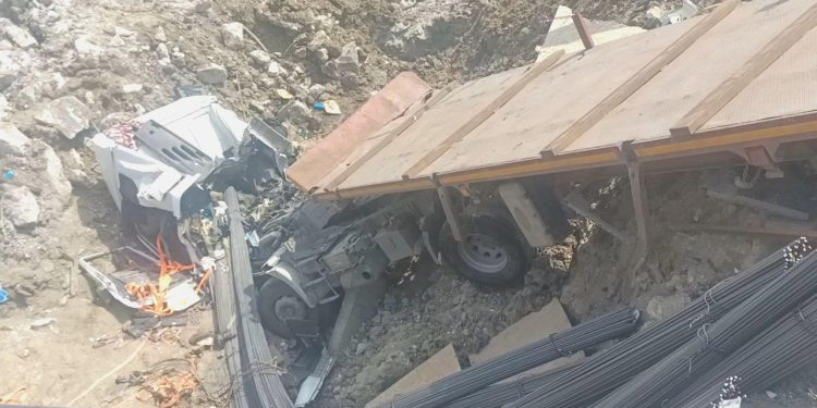 Faciaya Ramak Kaldı! TIR İnşaata Düştü