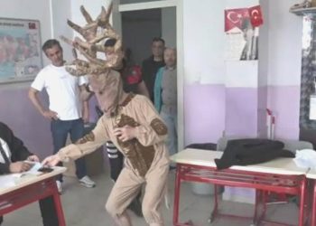 Geyik kostümüyle oy kullanmaya geldi, görenler şaştı kaldı