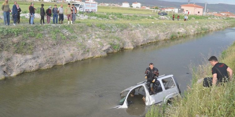 Hafif ticari araç sulama kanalına uçtu: 1 meyyit, 1 yaralı