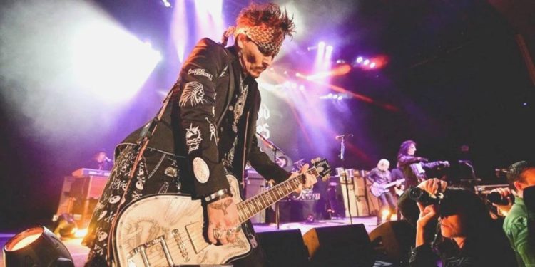 Hayranlarına makus haber: Sakatlanan Johnny Depp konserlerini erteledi! Pekala İstanbul konseri de iptal olacak mı? İşte karşılığı
