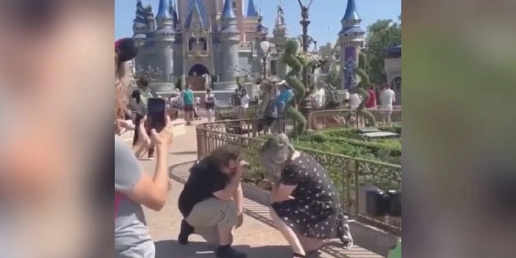 İki sevgilinin, birbirlerine tıpkı anda sürpriz evlilik teklifi yaptığı an kamerada