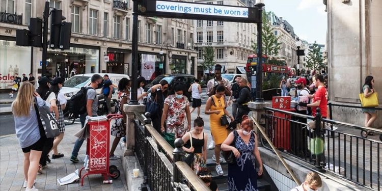 İngiltere’de 600 bin bireye Covid uyarısı: Kendinizi tecrit edin!