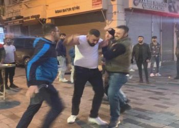 İstanbul’un Göbeğinde Yaşandı! Tekme Tokat Dövülen Kişi Baygınlık Geçirdi