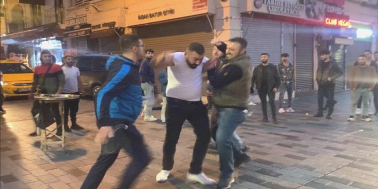 İstanbul’un Göbeğinde Yaşandı! Tekme Tokat Dövülen Kişi Baygınlık Geçirdi