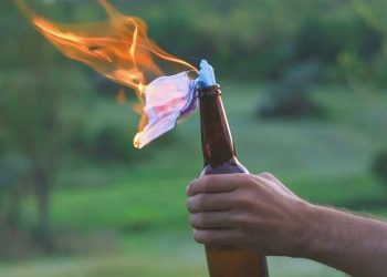 İzmir’de kıraathaneye molotoflu akın