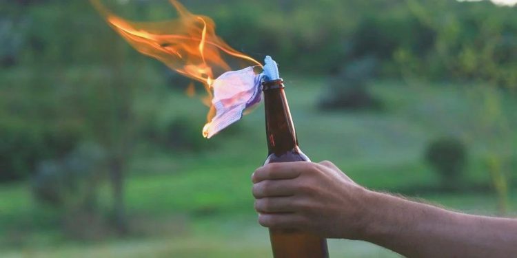 İzmir’de kıraathaneye molotoflu akın