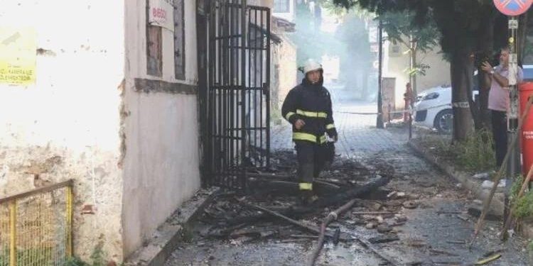 Kaleiçi’nde tarihi mesken küle döndü