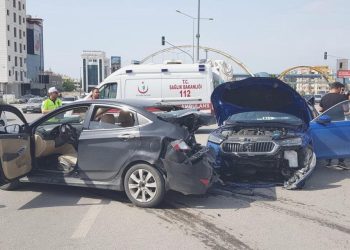 Kamyon, Trafik Işıklarında Bekleyen 3 Arabaya Çarptı