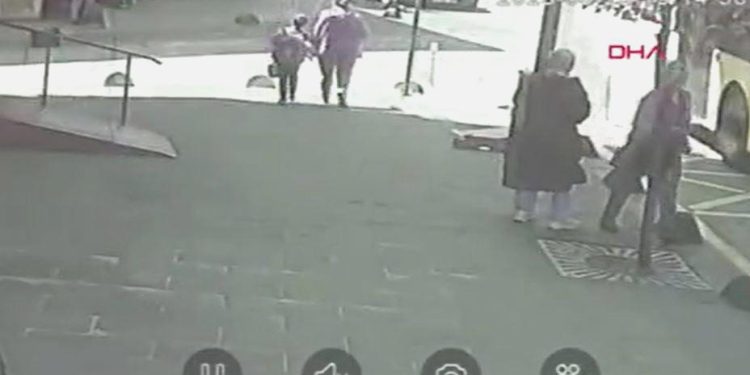 Karşıdan karşıya geçerken hafriyat kamyonunun altında kaldı