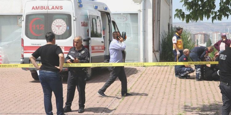Kayseri’de 13. kattaki meskenlerinin balkonundan düşen anne ve iki çocuğu ömrünü yitirdi