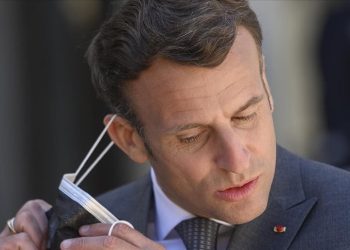 Macron, cep telefonunu ve numarasını değiştirdi