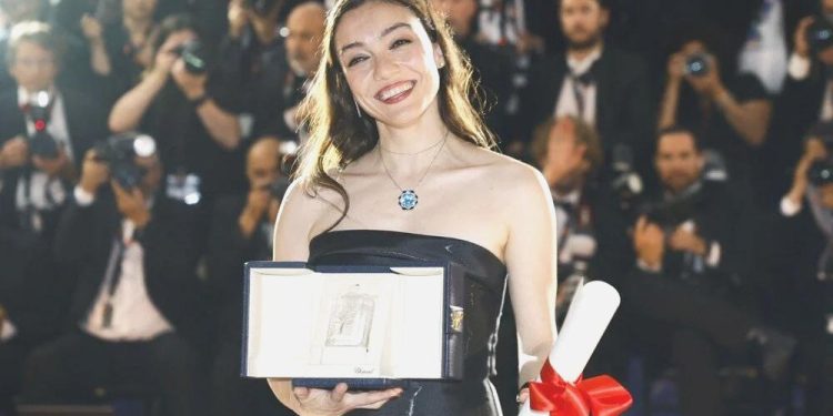 Merve Dizdar: Umut Etmekten Vazgeçmeyen Tüm Kız Kardeşlerime…