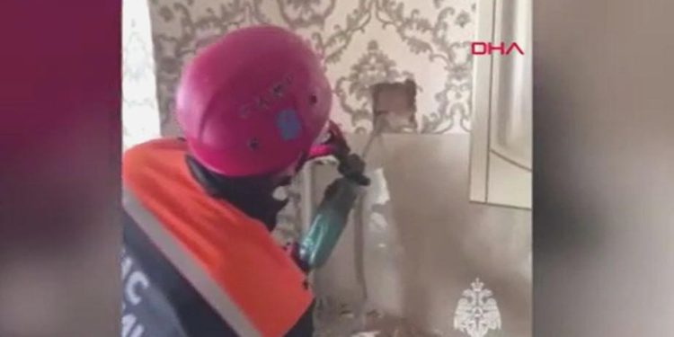 Miyavlama duyuldu, gruplar harekete geçti; yavru kediler bu türlü kurtarıldı