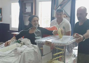 Oksijen tüpü ve sedye ile getirildi, oyunu bu türlü kullandı