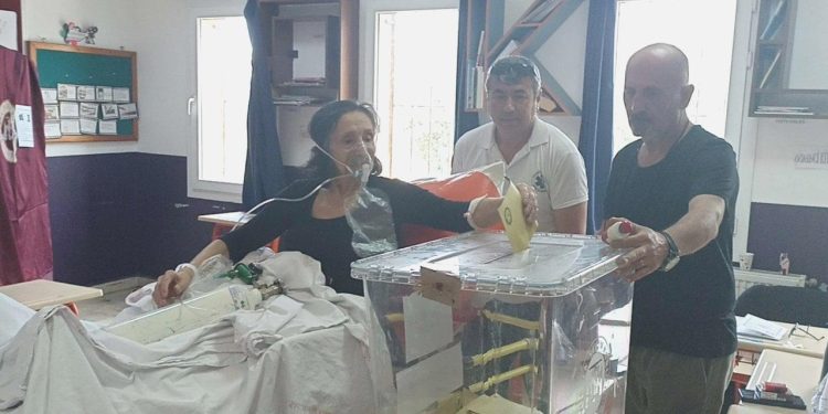 Oksijen tüpü ve sedye ile getirildi, oyunu bu türlü kullandı