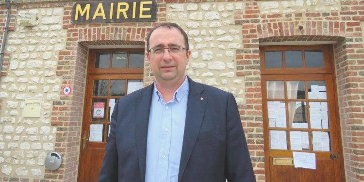 Otizmli oğlu hiçbir okula alınmadı: Fransız Belediye Lideri, açlık grevine başladı