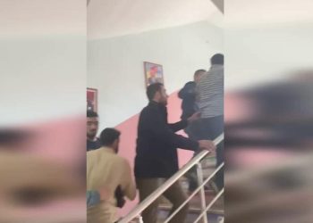 Oy kullanacağı okulda slogan attı, gerginlik çıktı