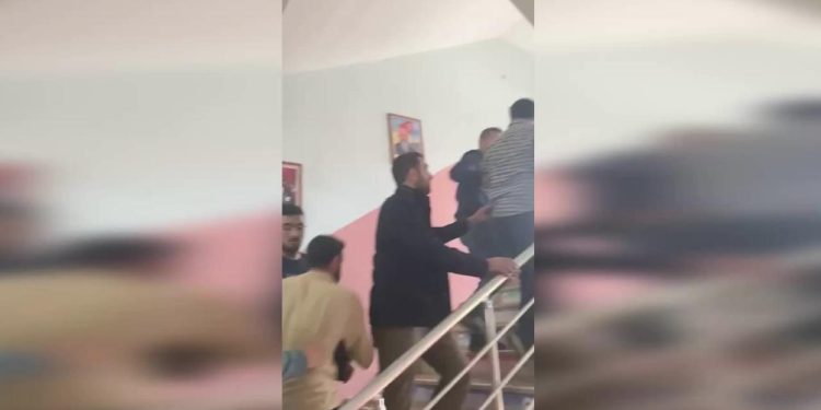 Oy kullanacağı okulda slogan attı, gerginlik çıktı