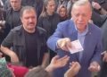 Oyunu Kullanıp Seçmene Para Dağıttı… Erdoğan’ın Dağıttığı 200 TL Dünya Basınını Sarstı