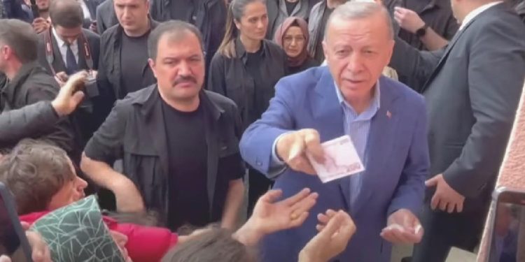 Oyunu Kullanıp Seçmene Para Dağıttı… Erdoğan’ın Dağıttığı 200 TL Dünya Basınını Sarstı