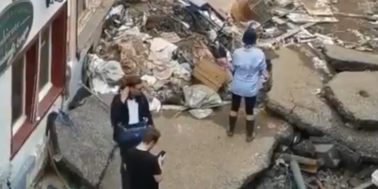 Paklık yapmış üzere görünmek için üzerine çamur sürdü: Alman gazeteci manzaralar ortaya çıkınca işten kovuldu