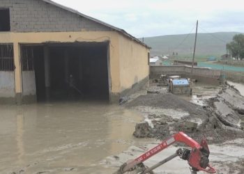 Sağanak yağış sebebiyle dereler taştı: 35 konut hasar gördü, bir köprü yıkıldı